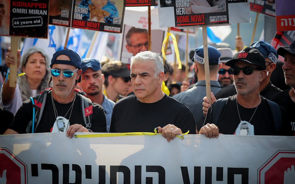 יאיר לפיד בצעדת משפחות החטופים שנכנסה לירושלים, 18 בנובמבר 2023 (צילום: Jamal Awad/Flash90)