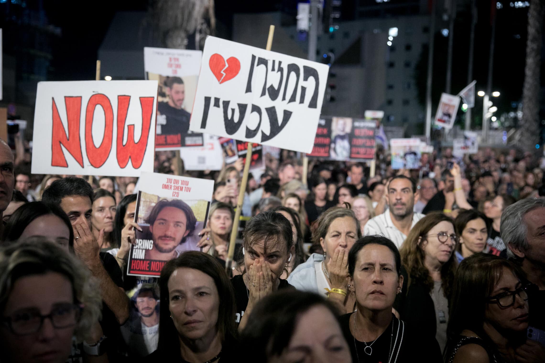 עצרת הקוראת לשחרור החטופים המוחזקים בעזה מול משרד הביטחון בתל אביב, 18 בנובמבר 2023 (צילום: מרים אלסטר/פלאש90)