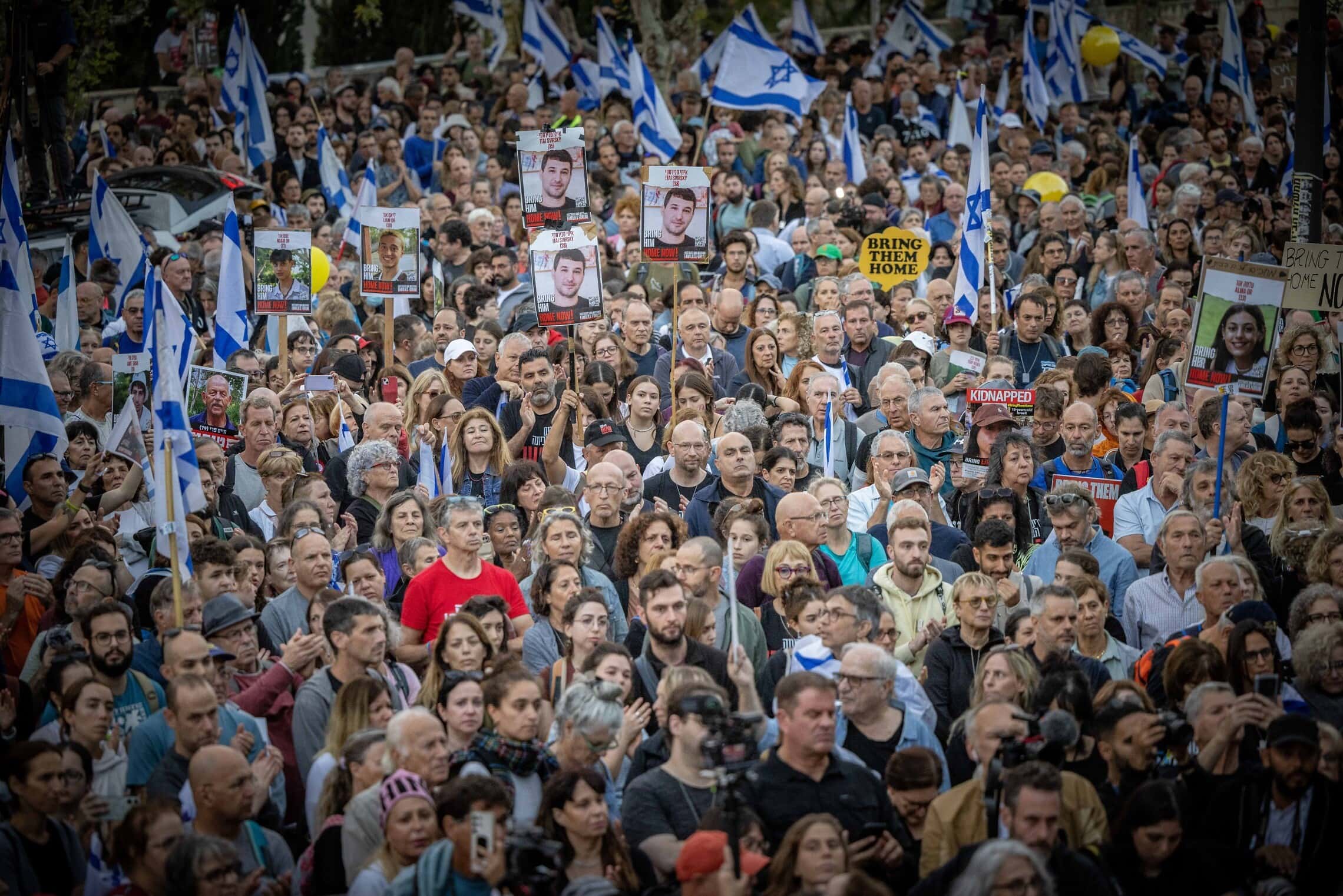 בני משפחות החטופים בעזה בעצרת מול משרד ראש הממשלה בירושלים, 18 בנובמבר 2023 (צילום: יונתן זינדל/פלאש90)