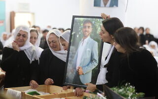 משפחת החייל עדי מאלכ חרב שנפל במלחמת חרבות ברזל, מתאבלת. נובמבר 2023 (צילום: David Cohen/Flash90) משפחת החייל עדי מאלכ חרב שנפל במלחמת חרבות ברזל, מתאבלת. נובמבר 2023 (צילום: David Cohen/Flash90)