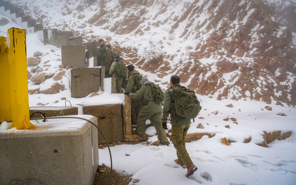 כוחות צה"ל בחרמון לאחר השלג הראשון, 20 בנובמבר 2023 (צילום: אייל מרגולין/פלאש 90)