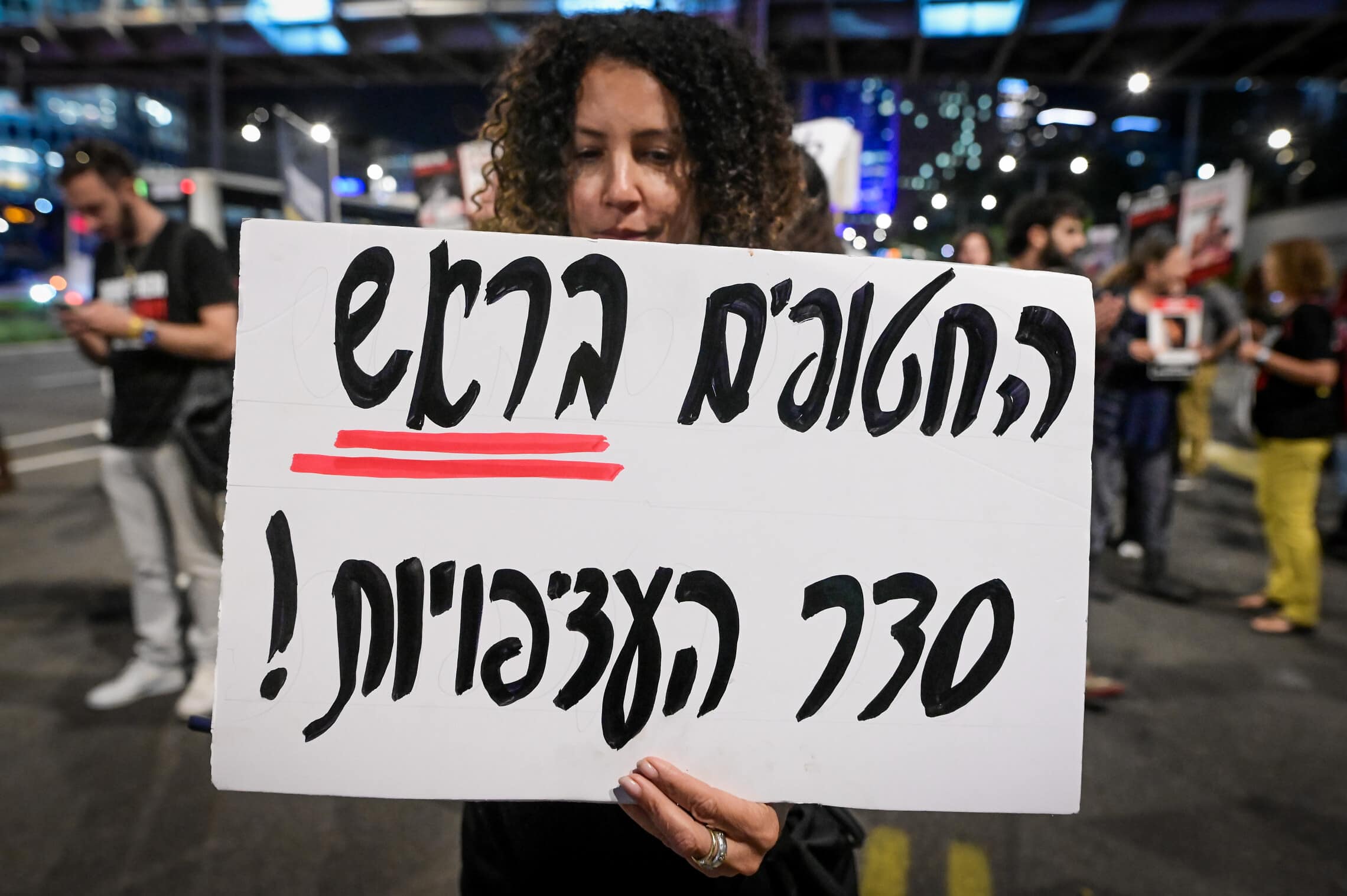 ישראלים מפגינים למען שחרור החטופים המוחזקים בידי חמאס, תל אביב,  21 בנובמבר 2023 (צילום: אבשלום ששוני/פלאש90)