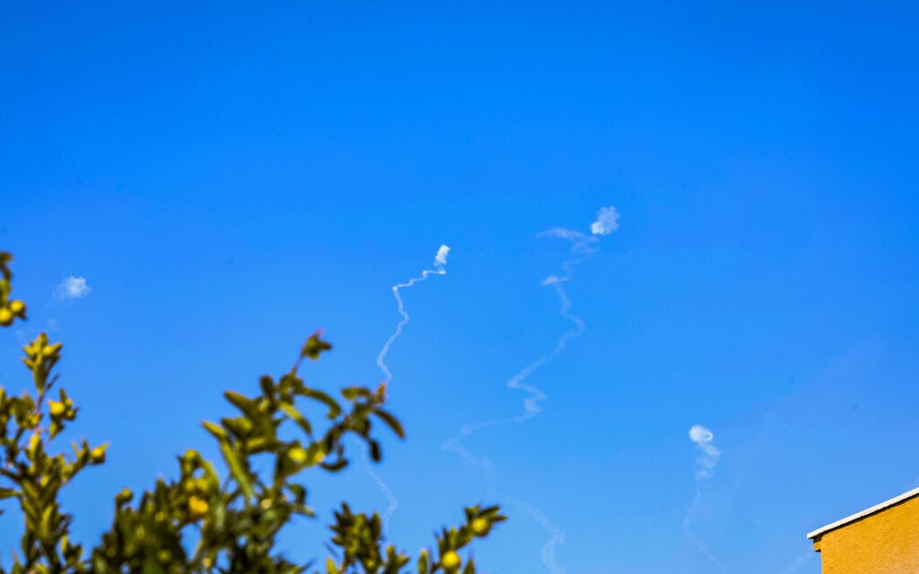 יירוטי כיפת ברזל מעל צפת בעקבות רקטה ששוגרה מלבנון, 23 בנובמבר 2023 (צילום: דוד כהן/פלאש90) יירוטי כיפת ברזל מעל צפת בעקבות רקטה ששוגרה מלבנון, 23 בנובמבר 2023 (צילום: דוד כהן/פלאש90)