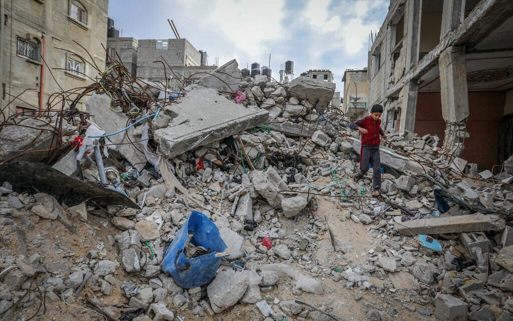ילד פלסטיני בהריסות בית שנפגע בהפצצה שך צה"ל ברפיח בדרום רצועת עזה. 27 בנובמבר 2023 (צילום: עאבד ראחים קאתיב/פלאש90)