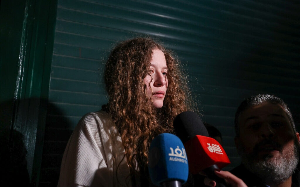 עהד תמימי מדברת עם התקשורת אחרי שחרורה מהכלא בישראל, 29 בנובמבר 2023 (צילום: פלאש90)