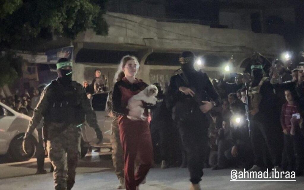 מיאה ליימברג בת ה-17 שוחררה משבי חמאס עם הכלב שלה בידיה, 28 בנובמבר 2023 (צילום: צילום מסך)