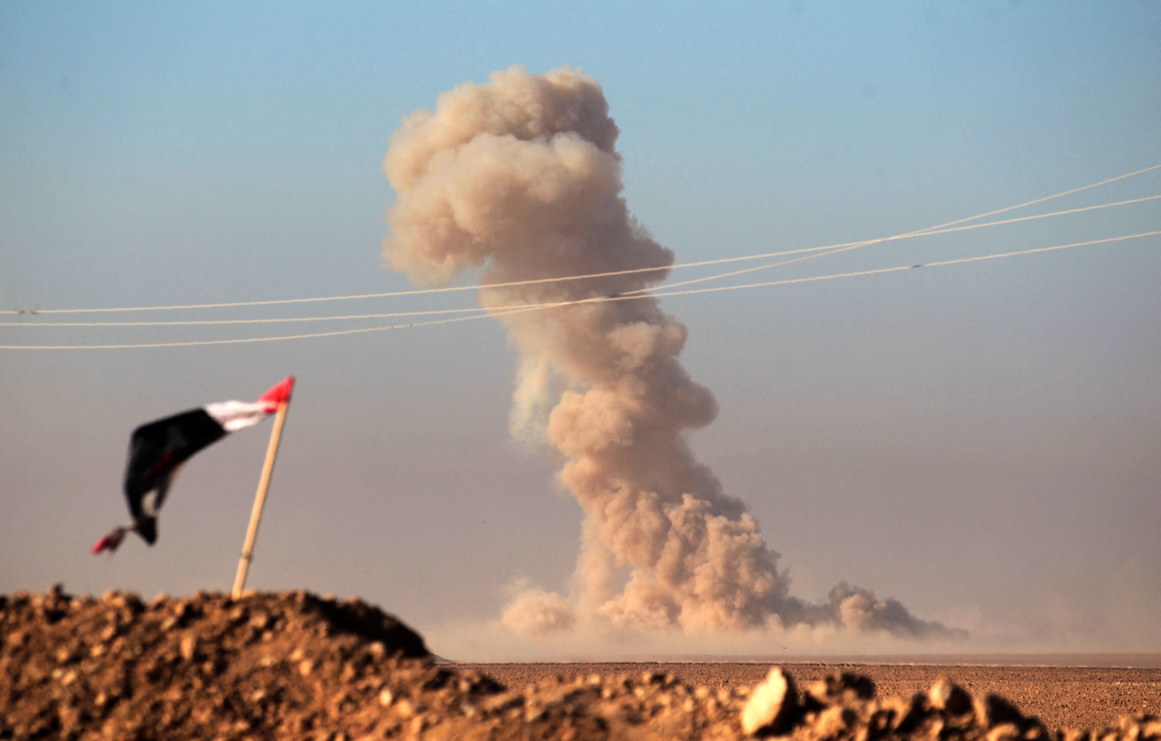 עשן מיתמר בעקבות פיצוץ של מכונית תופת של דאעש באזור העיר טל עפר, סוריה, 25 בנובמבר 2016 (צילום: AHMAD AL-RUBAYE / AFP)