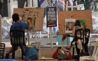 ציירים מציירים את החטופים והנעדרים ברחבת מוזיאון תל אביב. נובמבר 2023 (צילום: ודים חודקוב, באדיבות צבע טרי)
