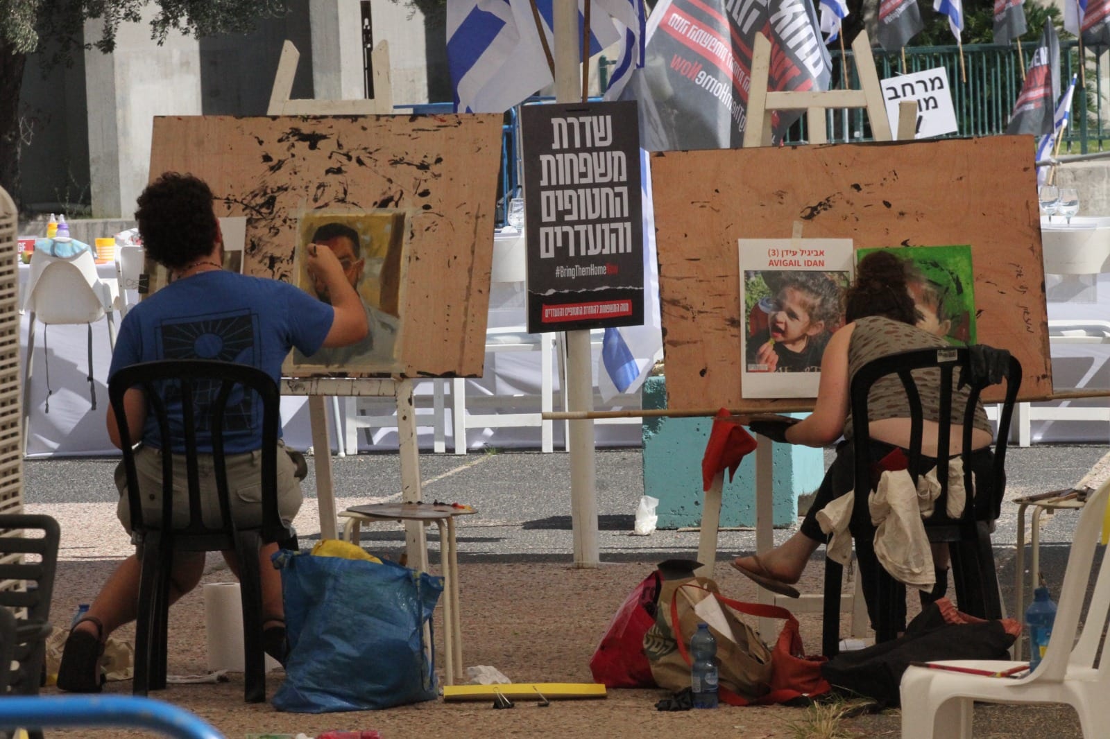 ציירים מציירים את החטופים והנעדרים ברחבת מוזיאון תל אביב. נובמבר 2023 (צילום: ודים חודקוב, באדיבות צבע טרי)