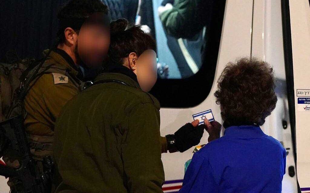 אירנה טטי לצד כוח של צה"ל, עם שובה לשטח ישראל, לאחר ששוחררה מידי חמאס, 29 בנובמבר 2023 אירנה טטי לצד כוח של צה"ל, עם שובה לשטח ישראל, לאחר ששוחררה מידי חמאס, 29 בנובמבר 2023