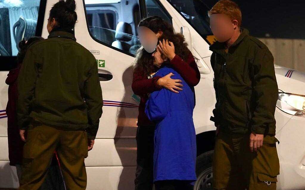 אירנה טטי לצד כוח של צה"ל, עם שובה לשטח ישראל, לאחר ששוחררה מידי חמאס, 29 בנובמבר 2023