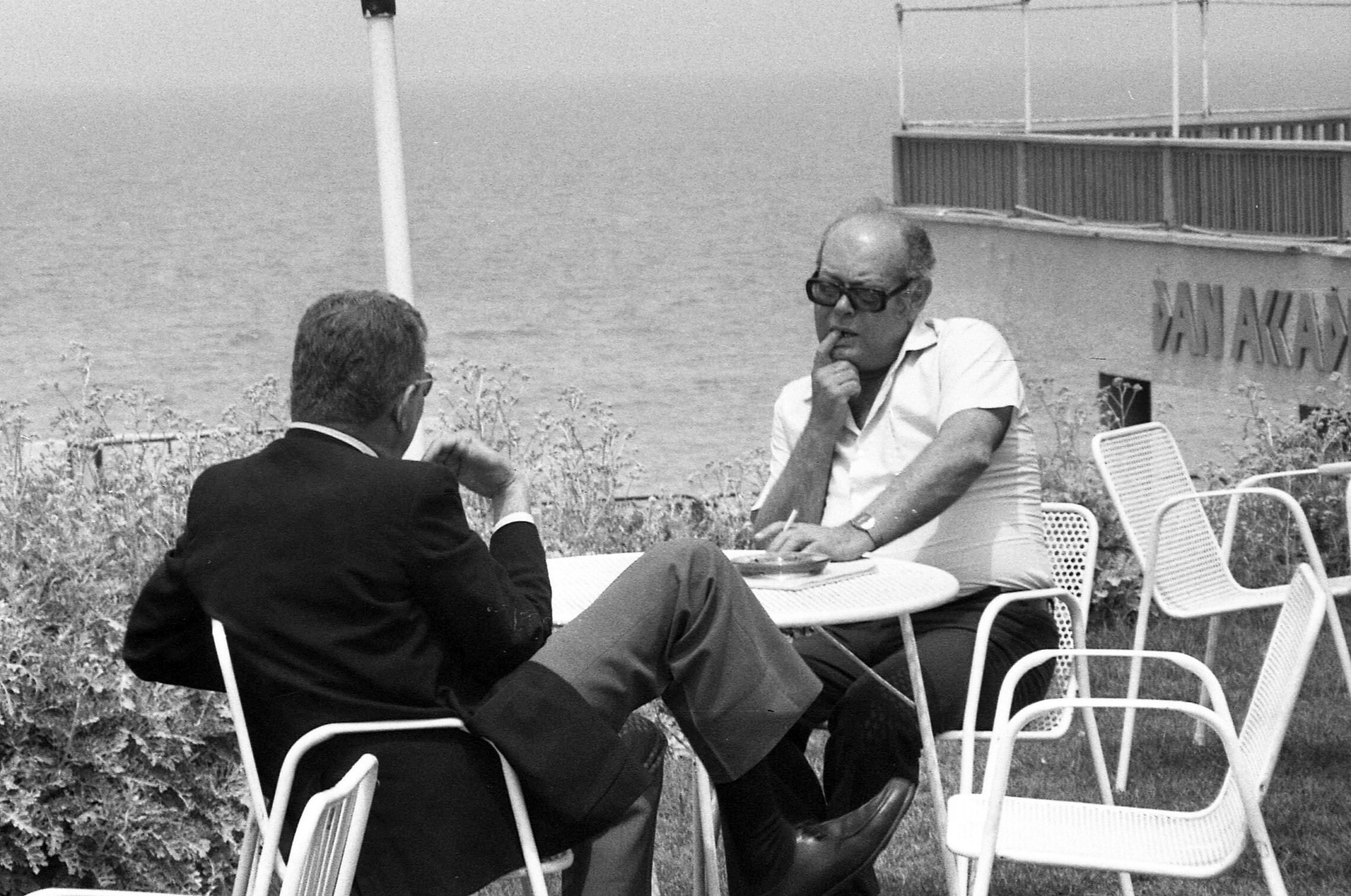העיתונאי דב גולדשטיין מראיין את עזר ויצמן ב־1980 (צילום: IPPA, אוסף דן הדני, הספרייה הלאומית)