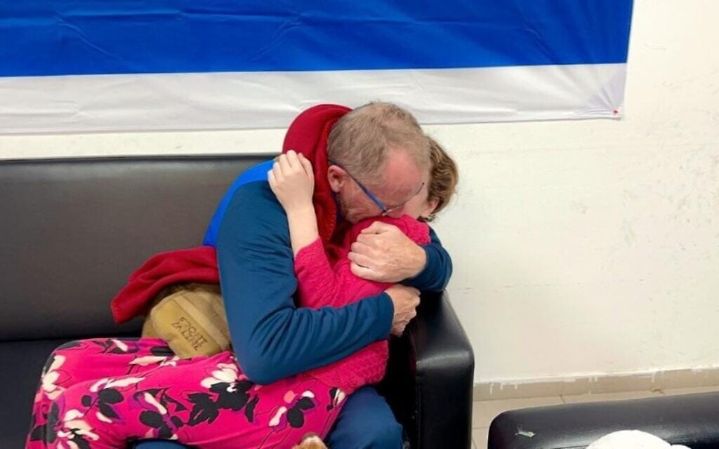 אמילי הנד ששוחררה משבי חמאס פוגשת את אביה תום, 26 בנובמבר 2023 (צילום: דובר צה