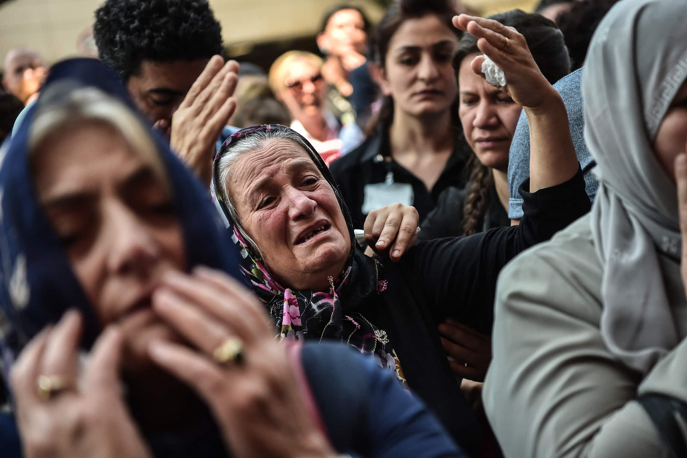 קרובי משפחה של קורבנות פיגוע ההתאבדות בשדה התעופה הבינלאומי באיסטנבול בוכים בטקס לציון יום השנה לפיגוע, 28 ביוני 2017 (צילום: OZAN KOSE / AFP)