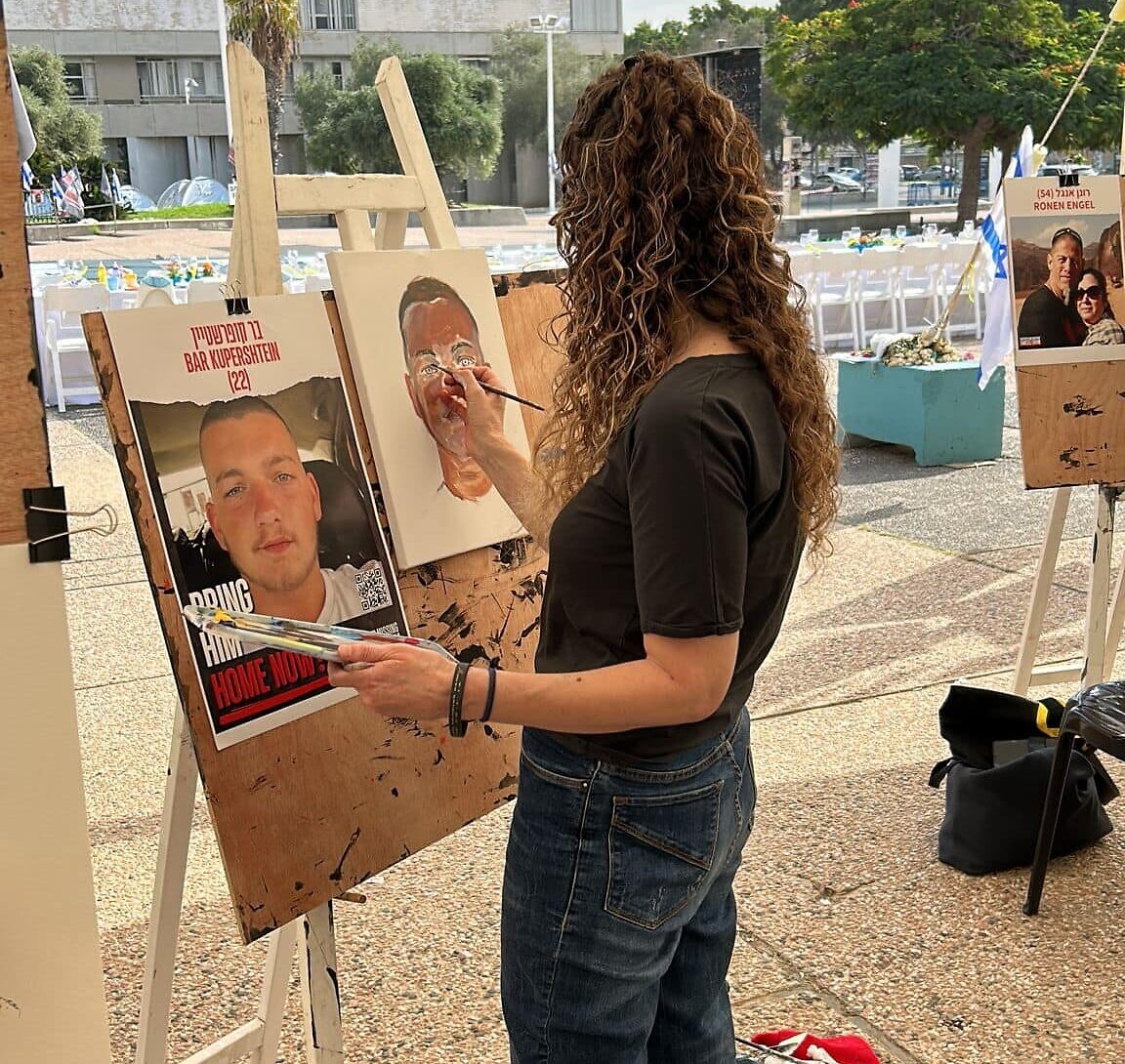 ציור של הנעדר בר קופרשטיין ברחבת מוזיאון תל אביב. נובמבר 2023 (צילום: צבע טרי)