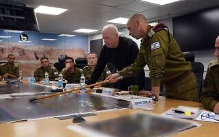 שר הביטחון יואב גלנט בהערכת מצב בפיקוד הדרום. 3 בנובמבר 2023 (צילום: אריאל חרמוני, משרד הביטחון) שר הביטחון יואב גלנט בהערכת מצב בפיקוד הדרום. 3 בנובמבר 2023 (צילום: אריאל חרמוני, משרד הביטחון)