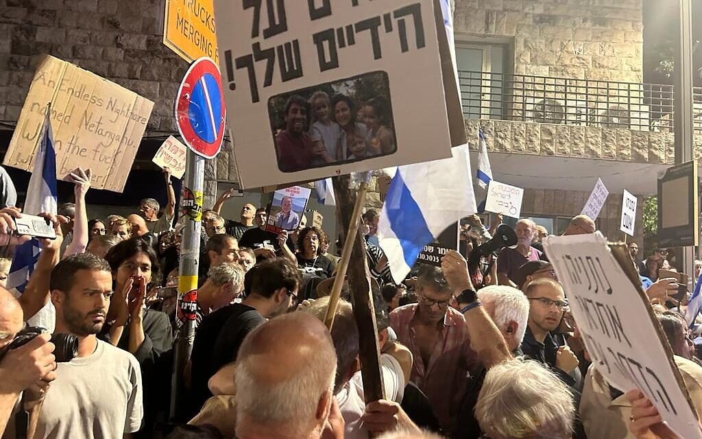 השלט שהניף גדי קדם בהפגנה נגד ראש הממשלה בנימין נתניהו בירושלים, 4 בנובמבר 2023 (צילום: שלום ירושלמי)