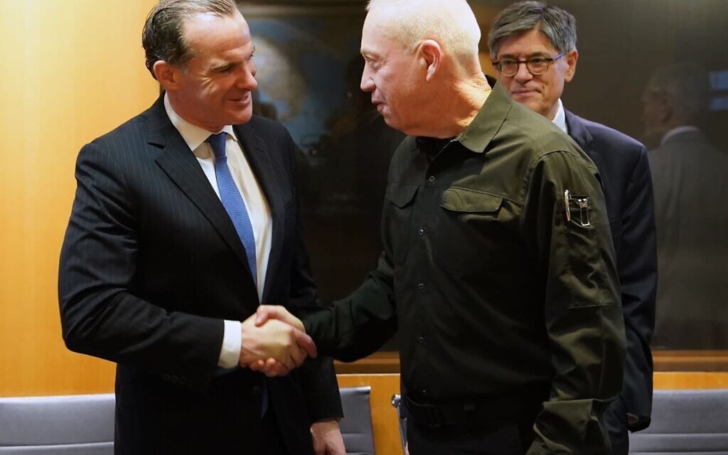 שר הביטחון יואב גלנט לוחץ את ידו של שליח הממשל האמריקאי למזרח התיכון ברט מקגורק. 15 בנובמבר 2023 (צילום: אריאל חרמוני, משרד הביטחון)