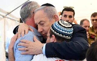 ראש הממשלה בנימין נתניהו בניחום אבלים בבית משפחתו של לוחם שלדג רס"ן משה ידידיה לייטר. 16 בנובמבר 2023 (צילום: חיים צח / לע״מ) ראש הממשלה בנימין נתניהו בניחום אבלים בבית משפחתו של לוחם שלדג רס"ן משה ידידיה לייטר. 16 בנובמבר 2023 (צילום: חיים צח / לע״מ)