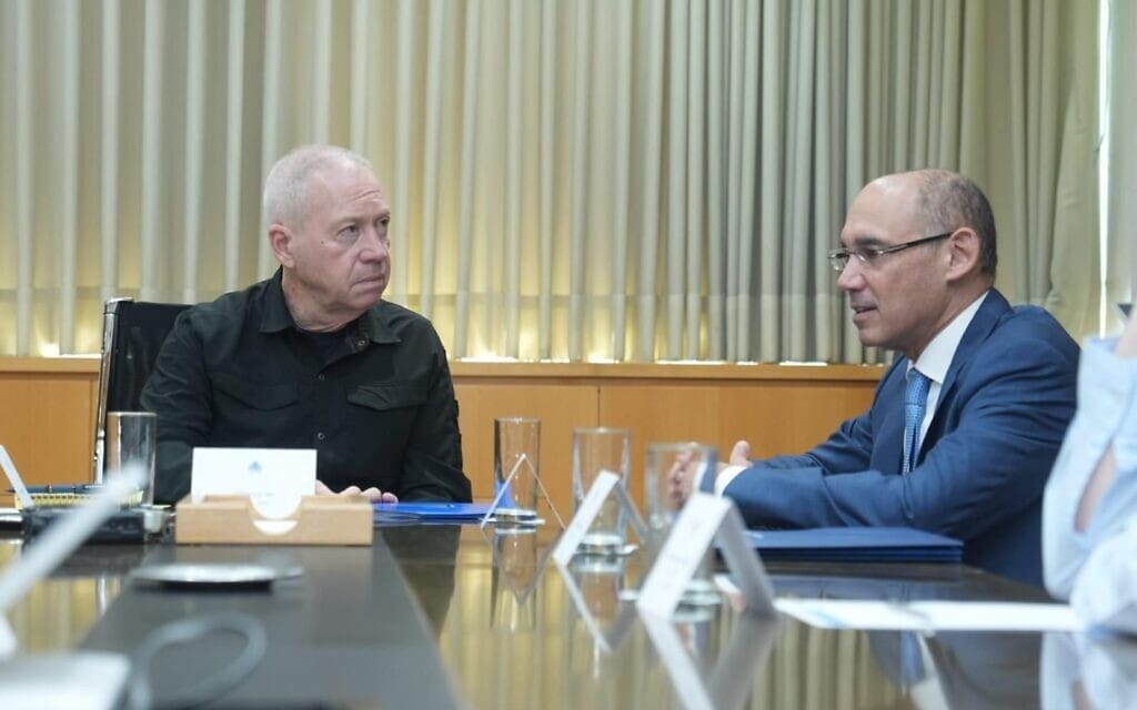 נגיד בנק ישראל אמיר ירון (מימין) ושר הביטחון יואב גלנט בלשכת השר בקריה בתל אביב, 17 בנובמבר 2023 (צילום: אלעד מלכה)