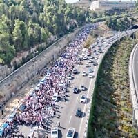 הצעדה של משפחות החטופים לירושלים, 18 בנובמבר 2023 (צילום: מועצה מקומית מבשרת ציון)