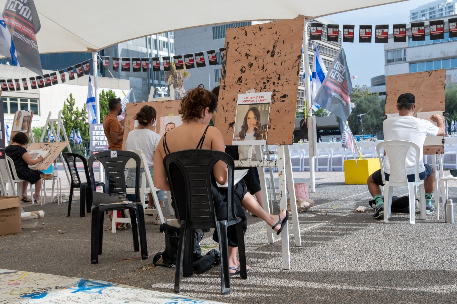 ציירים מציירים את החטופים והנעדרים ברחבת מוזיאון תל אביב. נובמבר 2023