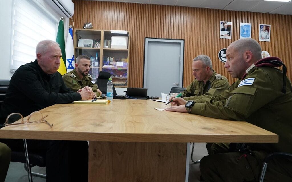יואב גלנט באוגדת עזה, 21 בנובמבר 2023 (צילום: אריאל חרמוני, משרד הביטחון) יואב גלנט באוגדת עזה, 21 בנובמבר 2023 (צילום: אריאל חרמוני, משרד הביטחון)