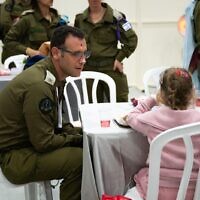 רז אשר עם חזרתה לישראל משבי חמאס בעזה, 24 בנובמבר 2023 (צילום: דובר צה"ל, באישור המשפחה) רז אשר עם חזרתה לישראל משבי חמאס בעזה, 24 בנובמבר 2023 (צילום: דובר צה"ל, באישור המשפחה)