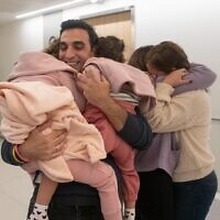 יוני אשר עם בנותיו אביב ורז ואשתו דורון, בבית חולים שניידר, עם שחרורן משבי חמאס בעזה, 24 בנובמבר 2023 (צילום: דובר צה"ל, באישור המשפחה) יוני אשר עם בנותיו אביב ורז ואשתו דורון, בבית חולים שניידר, עם שחרורן משבי חמאס בעזה, 24 בנובמבר 2023 (צילום: דובר צה"ל, באישור המשפחה)