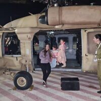 דורון אשר ובנותיה רז (מימין) ואביב (במרכז) עם שובן לישראל משבי חמאס בעזה, 24 בנובמבר 2023 (צילום: דובר צה"ל, באישור המשפחה) דורון אשר ובנותיה רז (מימין) ואביב (במרכז) עם שובן לישראל משבי חמאס בעזה, 24 בנובמבר 2023 (צילום: דובר צה"ל, באישור המשפחה)