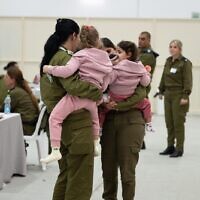 אביב ורז אשר עם שחרורן משבי חמאס בעזה, 24 בנובמבר 2023 (צילום: דובר צה"ל, באישור המשפחה) אביב ורז אשר עם שחרורן משבי חמאס בעזה, 24 בנובמבר 2023 (צילום: דובר צה"ל, באישור המשפחה)