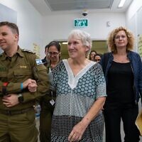 מרגלית מוזס עם שחרורה משבי חמאס בעזה, 24 בנובמבר 2023 (צילום: דובר צה"ל, באישור המשפחה) מרגלית מוזס עם שחרורה משבי חמאס בעזה, 24 בנובמבר 2023 (צילום: דובר צה"ל, באישור המשפחה)