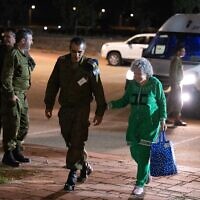 רות מונדר עם שחרורה משבי חמאס בעזה, 24 בנובמבר 2023 (צילום: דובר צה"ל, באישור המשפחה) רות מונדר עם שחרורה משבי חמאס בעזה, 24 בנובמבר 2023 (צילום: דובר צה"ל, באישור המשפחה)