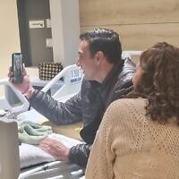 יוני אשר בשיחה ראשונה עם אישתו דורון, עם שחרורה משבי חמאס בעזה, 24 בנובמבר 2023 (צילום: דובר צה"ל, באישור המשפחה) יוני אשר בשיחה ראשונה עם אישתו דורון, עם שחרורה משבי חמאס בעזה, 24 בנובמבר 2023 (צילום: דובר צה"ל, באישור המשפחה)