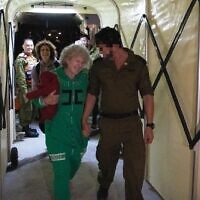 רות מונדר ומאחוריה בתה קרן, עם שחרורן משבי חמאס בעזה, 24 בנובמבר 2023 (צילום: דובר צה"ל, באישור המשפחה) רות מונדר ומאחוריה בתה קרן, עם שחרורן משבי חמאס בעזה, 24 בנובמבר 2023 (צילום: דובר צה"ל, באישור המשפחה)