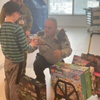 אוהד מונדר עם שחרורו משבי חמאס בעזה, 24 בנובמבר 2023 (צילום: דובר צה"ל, באישור המשפחה) אוהד מונדר עם שחרורו משבי חמאס בעזה, 24 בנובמבר 2023 (צילום: דובר צה"ל, באישור המשפחה)