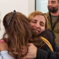 דניאל אלוני עם שובה לישראל משבי חמאס בעזה, 24 בנובמבר 2023 (צילום: דובר צה"ל, באישור המשפחה) דניאל אלוני עם שובה לישראל משבי חמאס בעזה, 24 בנובמבר 2023 (צילום: דובר צה"ל, באישור המשפחה)