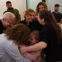 דניאל אלוני ובתה אמיליה עם שובם לישראל משבי חמאס בעזה, 24 בנובמבר 2023 (צילום: דובר צה"ל, באישור המשפחה) דניאל אלוני ובתה אמיליה עם שובם לישראל משבי חמאס בעזה, 24 בנובמבר 2023 (צילום: דובר צה"ל, באישור המשפחה)