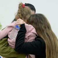 דורון אשר ובתה רז עם חזרתן לישראל משבי חמאס בעזה, 24 בנובמבר 2023 (צילום: אבי אוחיון/לע"מ, באישור המשפחה) דורון אשר ובתה רז עם חזרתן לישראל משבי חמאס בעזה, 24 בנובמבר 2023 (צילום: אבי אוחיון/לע"מ, באישור המשפחה)