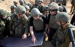 ראש הממשלה בנימין נתניהו בסיור ברצועת עזה, 26 בנובמבר 2023 (צילום: אבי אוחיון / לע״מ) ראש הממשלה בנימין נתניהו בסיור ברצועת עזה, 26 בנובמבר 2023 (צילום: אבי אוחיון / לע״מ)