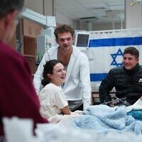 האחים מיה רגב ואיתי רגב ג'רבי שחזרו משבי חמאס התאחדו בבית החולים סורוקה, 30 בנובמבר 2023 האחים מיה רגב ואיתי רגב ג'רבי שחזרו משבי חמאס התאחדו בבית החולים סורוקה, 30 בנובמבר 2023