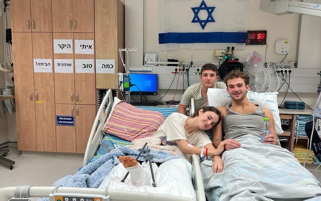 האחים מיה רגב ואיתי רגב ג'רבי שחזרו משבי חמאס התאחדו בבית החולים סורוקה, 30 בנובמבר 2023