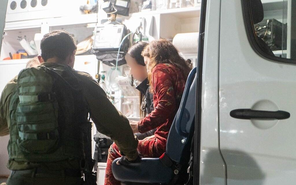 עמית סוסנה עם הגעתה לשטח ישראל לאחר ששוחררה משבי חמאס. 30 בנובמבר 2023