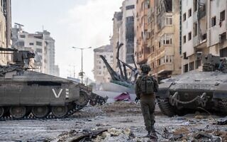 לוחם צה"ל לצד משוריינים ברחוב בעזה. 11 בנובמבר 2023 (צילום: דובר צה״ל) לוחם צה"ל לצד משוריינים ברחוב בעזה. 11 בנובמבר 2023 (צילום: דובר צה״ל)