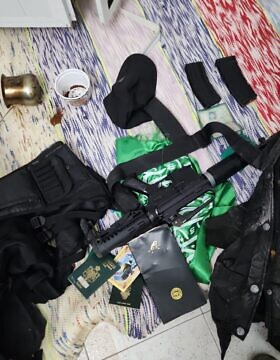 נשק ודגל חמאס שנמצאו בדירה בה הסתתר אסאמה בני פדל שחשוד ברצח כפול בחווארה. 26 בנובמבר 2023