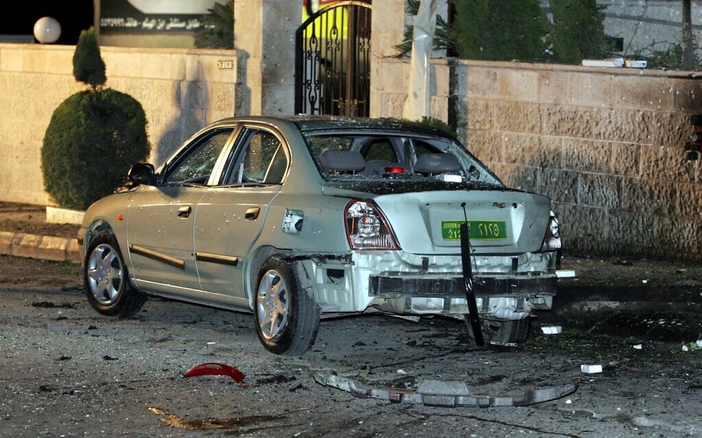 רכב באזור זירת הפיצוץ במלון &quot;דייז אין&quot; בעמאן, 9 בנובמבר 2005 (צילום: KHALIL MAZRAAWI / AFP)