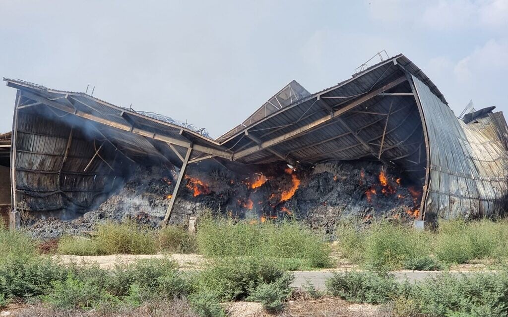 סככה עולה באש בעקבות מתקפת מחבלי חמאס בקיבוץ עלומים, 7 באוקטובר 2023 (צילום: סטיבי מרקוס)