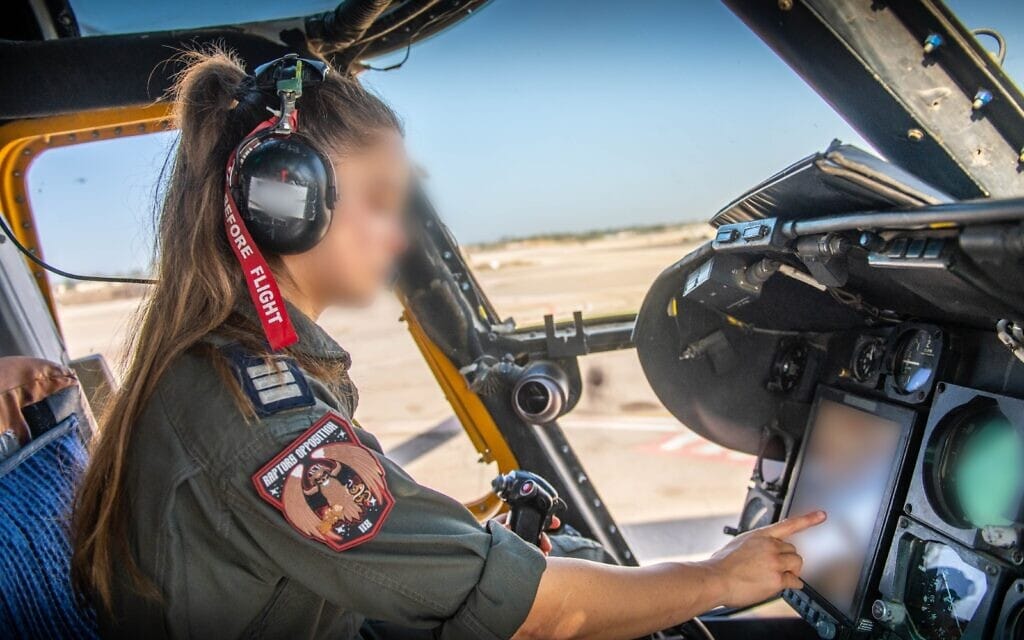 טייסת מסוק נערכת לקבלת החטופים השבים ארצה, 24 בנובמבר 2023 (צילום: דובר צה"ל) טייסת מסוק נערכת לקבלת החטופים השבים ארצה, 24 בנובמבר 2023 (צילום: דובר צה"ל)