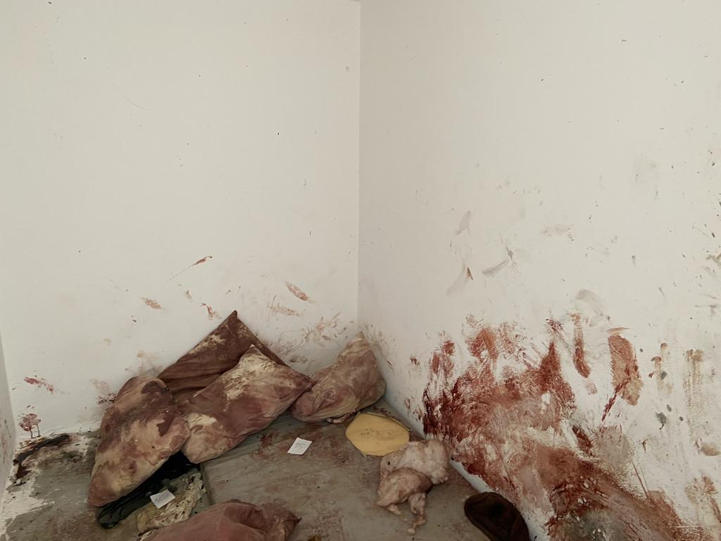 חדר בקיבוץ עלומים שבו נרצחו עובדים זרים בידי מחבלים ב־7 באוקטובר 2023 (צילום: דיוויד הורוויץ)
