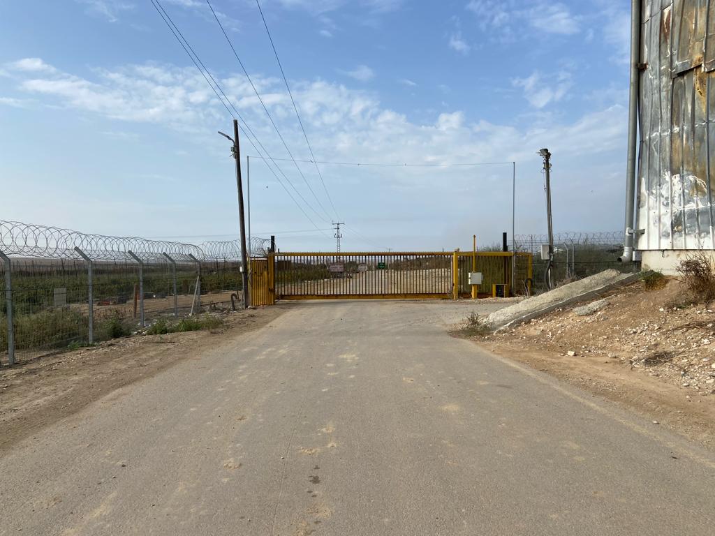 השער האחורי של קיבוץ עלומים, שדרכו נכנסו מחבלי חמאס ב־7 באוקטובר 2023 (צילום: דיוויד הורוויץ)